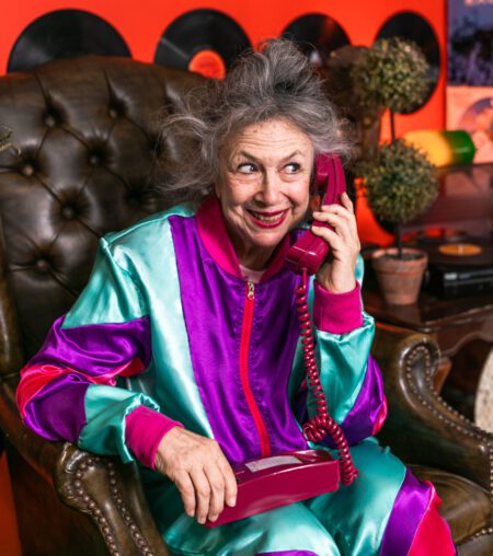 Alte Frau telefoniert